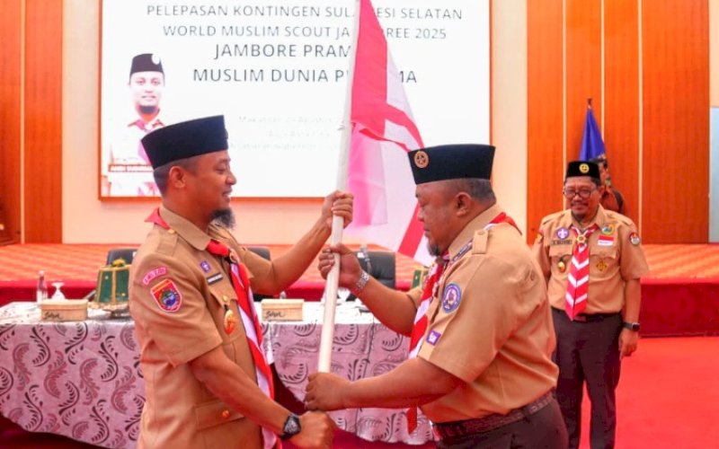 PELEPASAN. Gubernur Sulsel, Andi Sudirman Sulaiman, melepas 460 anggota Kontingen Sulsel untuk mengikuti World Muslim Scout Jamboree 2025 di Aula Asta Cita, Rujab Gubernur Sulsel, Jumat (29/8/2025). foto: istimewa