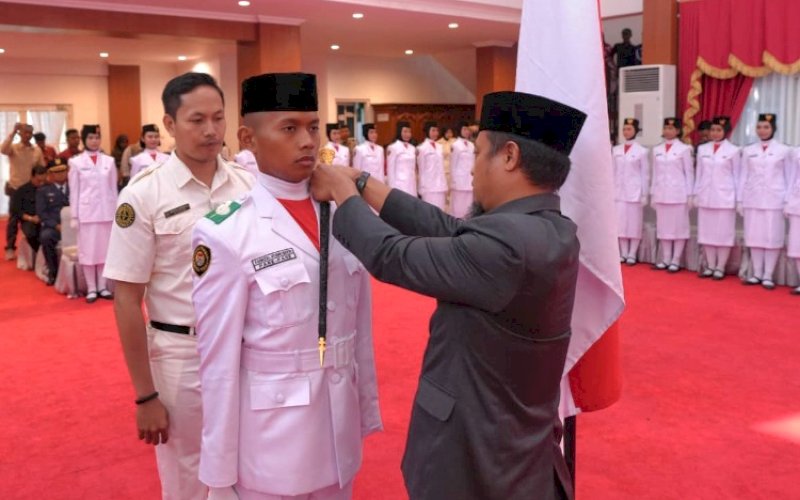 PENGUKUHAN. Gubernur Sulsel, Andi Sudirman Sulaiman, mengukuhkan 73 pemuda-pemudi terbaik dari seluruh kabupaten/kota di Sulsel sebagai anggota Pasukan Pengibar Bendera Pusaka (Paskibraka) Tingkat Provinsi 2025 di Aula Asta Cita, Rumah Jabatan Gubernur Sulsel, Jumat (15/8/2025). foto: istimewa