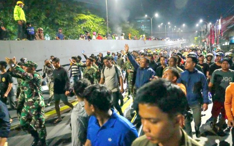 TEMUI MASSA. Gubernur Sulsel, Andi Sudirman Sulaiman, turun langsung menemui massa aksi yang menggelar unjuk rasa di Kota Makassar, tepatnya di Jl Urip Sumohardjo, Kota Makassar, Jumat (29/8/2025) malam. foto: istimewa