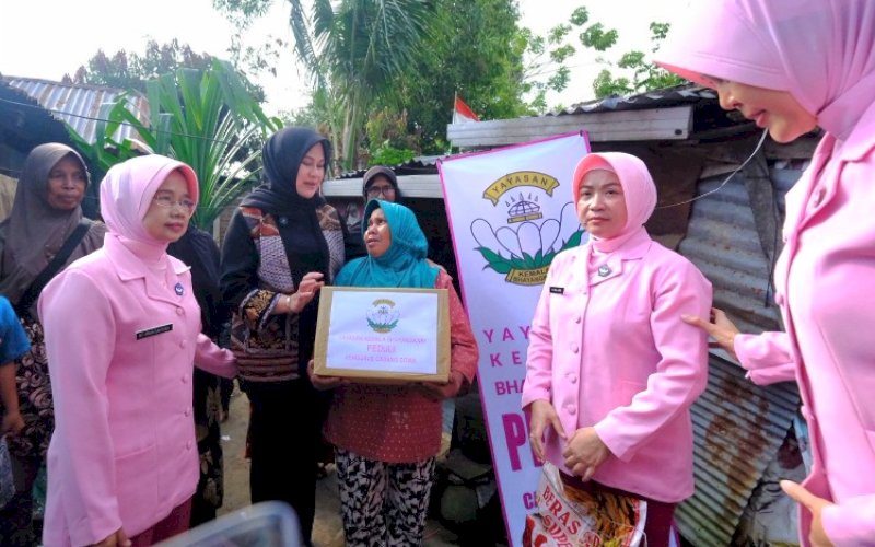 PEDULI. Ketua TP PKK Kabupaten Gowa Andi Tenri Indah Darmawangsyah bersama Ketua Bhayangkari Polres Gowa Dessy Aldy melakukan kunjungan langsung ke rumah keluarga miskin ekstrem di Kecamatan Pallangga, Gowa, Jumat (8/8/2025). foto: istimewa