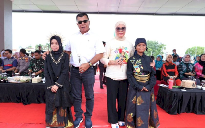 PERINGATAN. Bupati Bulukumba Andi Muchtar Ali Yusuf didampingi Ketua TP PKK Kabupaten Bulukumba Andi Herfida Muchtar menghadiri peringatan Hari Anak Nasional (HAN) ke-41 dan Hari Keluarga Nasional (Harganas) ke-32 tingkat Kabupaten Bulukumba di Tribun Lapangan Pemuda Bulukumba, Jumat (8/8/2025). foto: istimewa