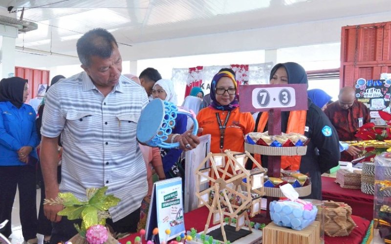 INOVASI PANRITA. Bupati Bulukumba, Andi Muchtar Ali Yusuf, memantau produk usaha di sela-sela membuka Kompetisi Inovasi Panrita 2025 di Ballroom Kahayya, Gedung Pinisi Bulukumba, Jumat (29/8/2025). foto: istimewa