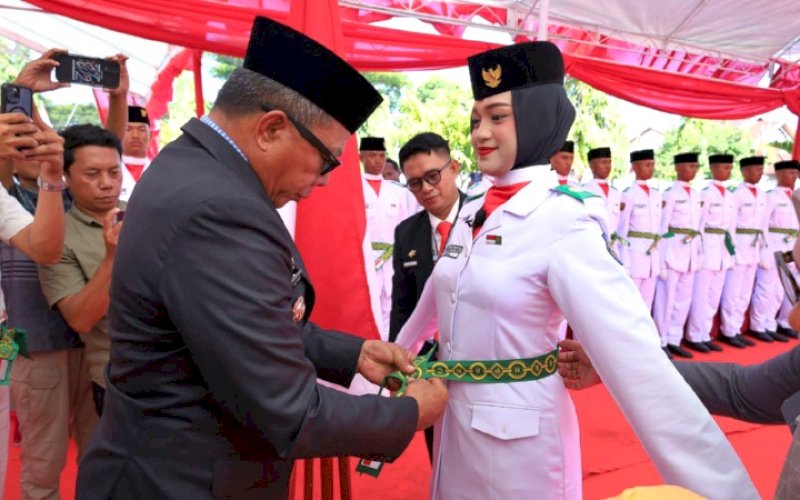PENGUKUHAN. Bupati Bulukumba, Andi Muchtar Ali Yusuf, mengukuhkan Paskibra tingkat Kabupaten Bulukumba di halaman Rumah Jabatan Bupati Bulukumba, Jumat (15/8/2025). foto: istimewa