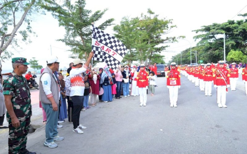 PELEPASAN. Bupati Bulukumba, Andi Muchtar Ali Yusuf, melepas peserta lomba gerak jalan di pelataran Pantai Merpati Bulukumba, Sabtu (16/8/2025). foto: istimewa
