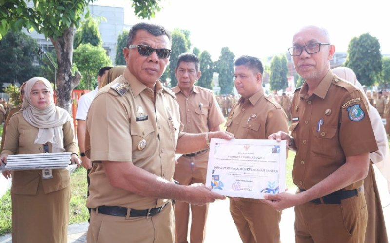 PENGHARGAAN. Bupati Bulukumba, Andi Muchtar Ali Yusuf, menyerahkan penghargaan kepada para pengelola data terbaik melalui Penyerahan Piagam Penghargaan Penyelenggaraan Satu Data Indonesia (SDI) 2025 di sela-sela dalam apel pagi di halaman Kantor Bupati Bulukumba, Senin (25/8/2025). foto: istimewa