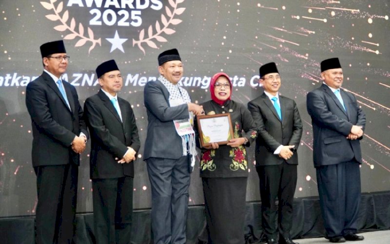 PENGHARGAAN. Bupati Bulukumba Andi Muchtar Ali Yusuf melalui Asisten Bupati Umrah Aswani menerima penghargaan Baznas Award 2025 di Hotel Mercure Ancol, Jakarta, Kamis (28/8/2025). foto: istimewa