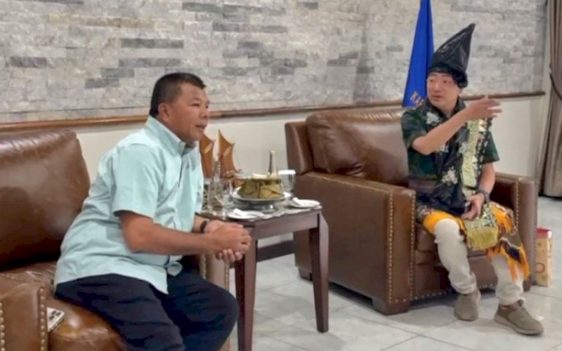 PERTEMUAN. Bupati Bulukumba Andi Muchtar Ali Yusuf menerima Presiden Indonesian Diaspora Network (IDN) Los Angeles, Amerika Serikat Butce Lie di Rumah Jabatan (Rujab) Bupati Bulukumba, Sabtu, (9/8/2025). foto: istimewa
