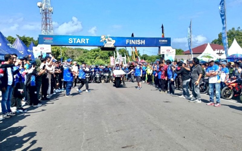 STAR. Bupati Bulukumba, Andi Muchtar Ali Yusuf, bersama puluhan members dari komunitas motor XMax ikut ambil bagian mengelilingi lintasan Sirkuit Titik Nol satu kali dengan jarak tempuh 1.100 meter usai membuka balap motor Yamaha Cup Prix Seri 2 2025 di Sirkuit Titik Nol, kawasan wisata Pantai Tanjung Bira Bulukumba, Minggu (3/8/2025). foto: istimewa