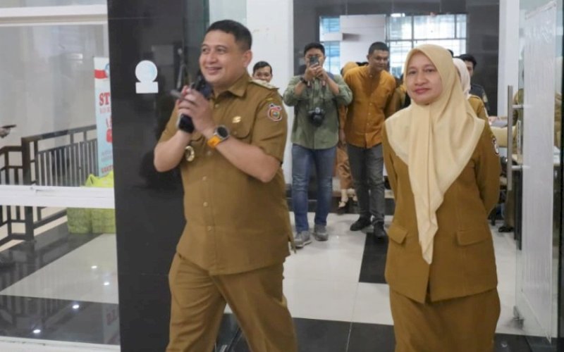 SOSIALISASI. Wali Kota Makassar Munafri Arifuddin didampingi Kepala Dinas Pendidikan Kota Makassar, saat membuka Sosialisasi Edukasi Antikorupsi bagi 400 kepala sekolah SD dan SMP se-Kota Makassar di Aula BBPMP Sulsel, Selasa (12/8/2025). foto: istimewa