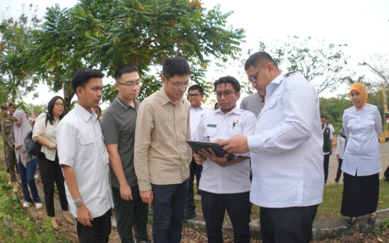 KUNJUNGAN. Wali Kota Makassar Munafri Arifuddin bersama Wakil Wali Kota Aliyah Mustika Ilham mendampingi kunjungan investor asal Tiongkok di lokasi rencana pembangunan stadion di kawasan Untia, Kecamatan Biringkanaya, Kota Makassar, Rabu (6/8/2025). foto: istimewa