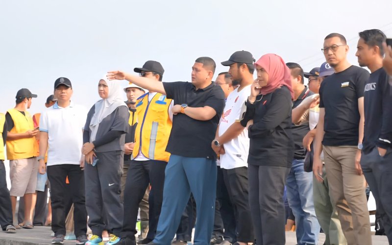 AKSI BERSIH. Wali Kota Makassar Munafri Arifuddin didampingi Wakil Wali Kota Makassar Aliyah Mustika Ilham, Kepala BBWS Pompengan Jeneberang Heriantono Waluyadi, Sekda Kota Makassar Andi Zulkifly Nanda, serta jajaran pemerintah kecamatan turun langsung bersama warga aksi bersih-bersih di Waduk Tunggu Pampang, Jumat (22/8/2025). foto: istimewa