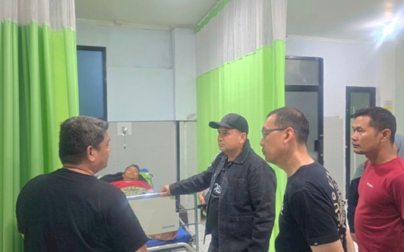 MEMBESUK. Wali Kota Makassar Munafri Arifuddin didampingi Sekda Kota Makassar Andi Zulkifly Nanda membesuk korban pegawai Pemkot Makassar yang tengah dirawat di Rumah Sakit Grestelina, Sabtu (30/8/2025) dini hari sekitar pukul 05.30 WITA. foto: istimewa