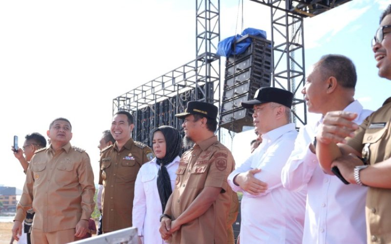 PELUNCURAN. Wali Kota Makassar Munafri Arifuddin turut mendampingi Menteri Perhubungan RI Dudy Purwagandhi dalam peluncuran perdana pesawat amfibi (seaplane) sekaligus peletakan batu pertama pembangunan Water Aerodrome Sulsel di kawasan Center Point of Indonesia (CPI) Makassar, Senin (11/8/2025). foto: istimewa