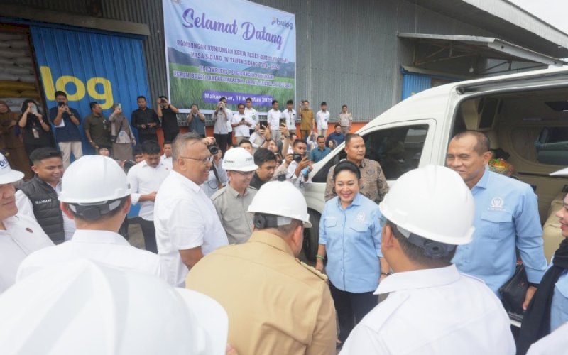 KUNJUNGAN. Wali Kota Makassar Munafri Arifuddin hadir langsung mendampingi Ketua Komisi IV DPR RI Siti Hediati Soeharto bersama rombongan saat melakukan kunjungan kerja di Kompleks Pergudangan Panaikang, Perum Bulog Makassar, Senin (11/8/2025). foto: istimewa