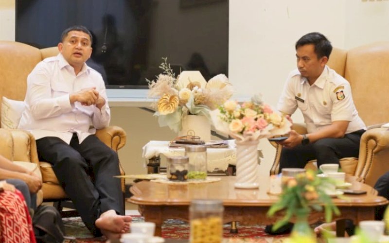 RAKORSUS. Wali Kota Makassar Munafri Arifuddin didampingi Kepala DLH Kota Makassar Helmy Budiman memimpin rapat koordinasi khusus bersama jajaran DLH Kota Makassar, Rabu (27/8/2025). foto: istimewa
