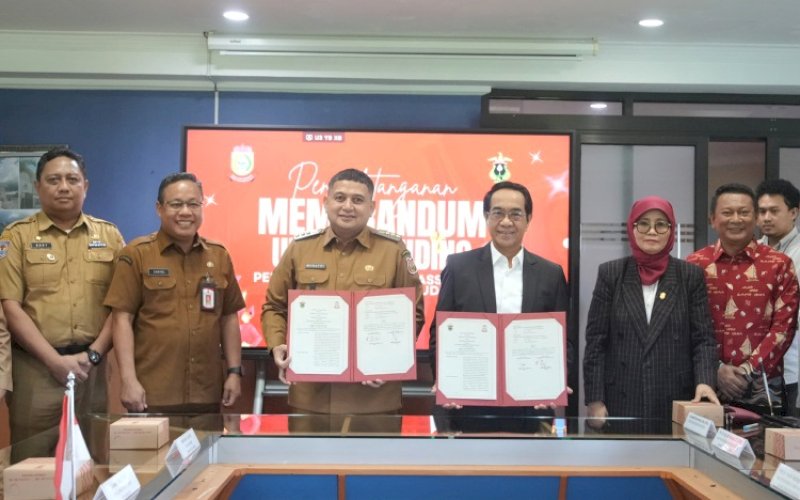 MOU. Wali Kota Makassar Munafri Arifuddin dan Rektor Unhas Jamaluddin Jompa memperlihatkan berkas kesepakatamln usai penandatanganan Memorandum of Understanding (MoU) antara kedua belah pihal di Kampus Unhas, Tamalanrea, Makassar, Selasa (5/8/2025). foto: istimewa