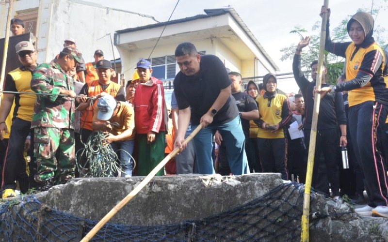 JUMAT BERSIH. Wali Kota Makassar, Munafri Arifuddin, turun langsung pada Jumat Bersih di saluran sekunder perbatasan Kecamatan Wajo dan Kecamatan Bontoala, serta di Jl Satangnga, Kelurahan Ende, Kecamatan Wajo, Kota Makassar, Jumat (8/8/2025). foto: istimewa
