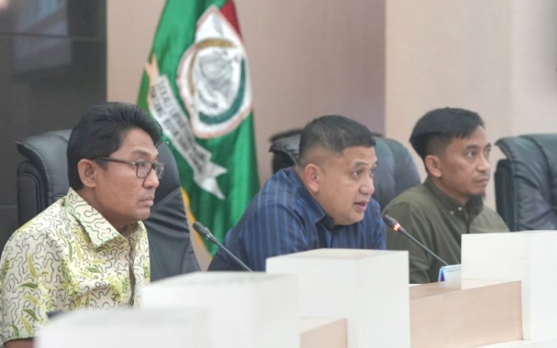 RAKOR. Wali Kota Makassar Munafri Arifuddin saat memimpin Rapat Koordinasi Teknis bersama jajaran SKPD dan Kepala Pusdal LH Suma Azri Rasul di Balai Kota Makassar, Jumat (1/8/2025). foto: istimewa