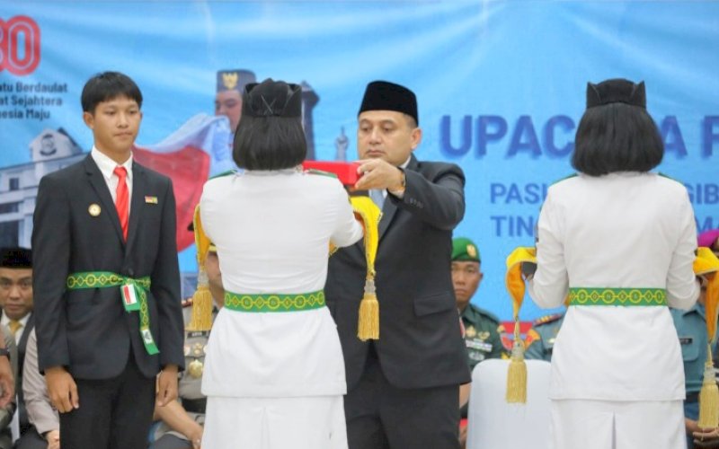 PENGUKUHAN. Wali Kota Makassar, Munafri Arifuddin, secara resmi mengukuhkan 70 anggota Paskibraka Kota Makassar 2025 di Baruga Anging Mammiri, Jumat (15/8/2025) sore. foto: istimewa