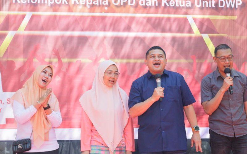 MENYANYI. Wali Kota Makassar Munafri Arifuddin, didampingi Ketua TP PKK Makassar Melinda Aksa, Sekda Kota Makassar Andi Zulkifly Nanda ikut bernyanyi di acara Porseni ASN Pemkot Makassar 2025 di Halaman Kantor Balai Kota Makassar, Jumat (15/8/2025). foto: istimewa