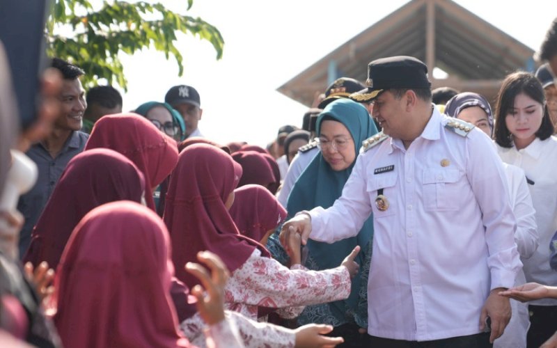 MENYAPA. Wali Kota Makassar Munafri Arifuddin didampingi Ketua TP PKK Melinda Aksa menyalami dan menyapa para pelajar yang menyambutnya saat berkunjung ke salah satu pulau di Kecamatan Sangkarrang, Kota Makassar, beberapa waktu lalu. foto: istimewa