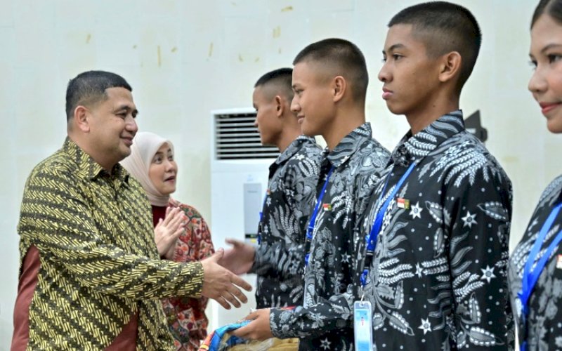 PENGHARGAAN. Wali Kota Makassar, Munafri Arifuddin, memberikan penghargaan spesial kepada anggota Paskibraka Kota Makassar 2025 saat jamuan di Baruga Anging Mammiri, Rumah Jabatan Wali Kota Makassar, Senin (18/8/2025) malam. foto: istimewa