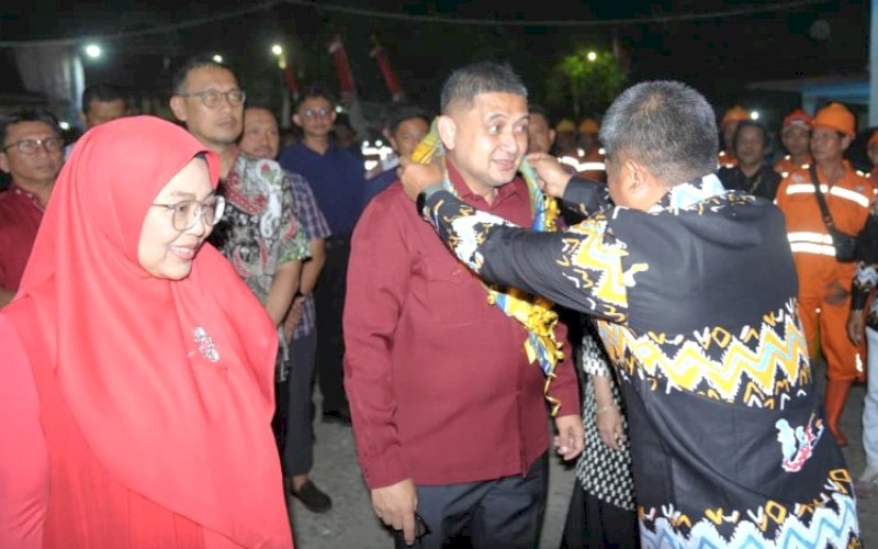 SAMBUTAN. Wali Kota Makassar, Munafri Arifuddin, mendapatkan sambutan saat menghadiri malam pesta rakyat dalam rangka perayaan HUT Kemerdekaan RI ke-80 tingkat Kecamatan Mamajang di Jalan Baji Minasa, Rabu (20/8/2025). foto: istimewa