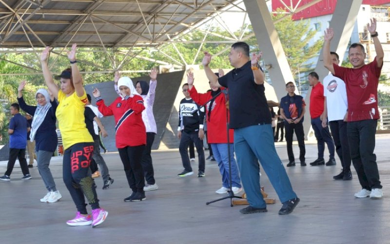 SENAM SEHAT. Wali Kota Makassar, Munafri Arifuddin, menghadiri sekaligus mengikuti senam sehat massal di Lapangan Karebosi Makassar, Jumat (8/8/2025). foto: istimewa