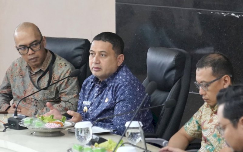 RAKOR. Wali Kota Makassar, Munafri Arifuddin, memimpin Rapat Koordinasi Evaluasi Pelaksanaan Survei Penilaian Integritas (SPI) 2025 dan Tindak Lanjut SPI 2024 di Ruang Sipakalebbi, Balai Kota Makassar, Kamis (28/8/2025). foto: istimewa