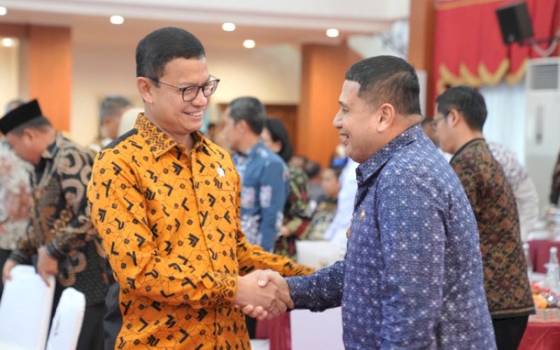 SALAMAN. Wali Kota Makassar Munafri Arifuddin bersalaman dengan Kepala BPOM RI Taruna Ikrar saat menghadiri penyuluhan keamanan pangan dalam rangka mendukung Program Makan Bergizi Gratis (MBG) di Rumah Jabatan Gubernur Sulsel, Kamis (28/8/2025). foto: istimewa