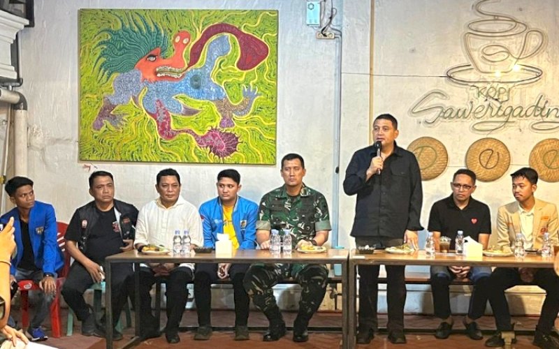 PERTEMUAN. Wali Kota Makassar, Munafri Arifuddin (ketiga kanan), bersama jajaran Forkopimda saat Deklarasi Damai Forkopimda dan OKP di Warkop Sija, Jl Sawerigading, Kota Makassar, Minggu (31/8/2025) malam. foto: istimewa