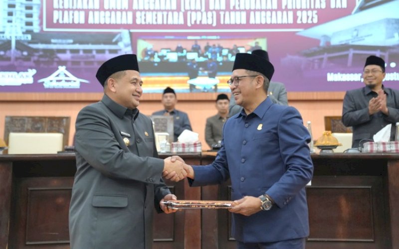 KESEPAKATAN. Wali Kota Makassar Munafri Arifuddin bersama Ketua DPRD Kota Makassar Supratman melakukan penukaran berkas usai melakukan penandatanganan Nota Kesepakatan Rancangan KUA-PPAS Perubahan APBD 2025 di Gedung DPRD Makassar, Jumat (22/8/2025). foto: istimewa