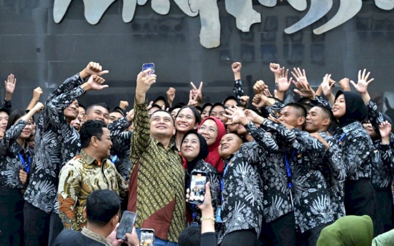 SWAFOTO. Wali Kota Makassar, Munafri Arifuddin, swafoto bersama anggota Paskibraka Kota Makassar 2025 saat jamuan di Baruga Anging Mammiri, Rumah Jabatan Wali Kota Makassar, Senin (18/08/2025) malam. foto: istimewa