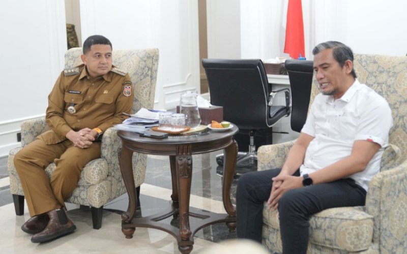 PERTEMUAN. Wali Kota Makassar Munafri Arifuddin menerima audiensi jajaran pengurus PWI Provinsi Sulsel yang dipimpin Ketua PWI Sulsel Agus Salim Alwi Hamu di Balai Kota Makassar, Selasa (26/8/2025). foto: istimewa