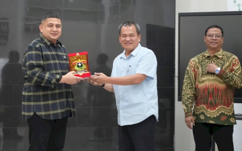 CENDERA MATA. Akademisi dari Departemen Ilmu Komunikasi Universitas Hasanuddin Muhammad Akbar menyerahkan cendera mata kepada Wali Kota Makassar Munafri Arifuddin saat berkunjung bersama Asosiasi Pendidikan Tinggi Ilmu Komunikasi (ASPIKOM) di Baruga Anging Mammiri Rumah Jabatan Wali Kota Makassar, Jumat (1/8/2025). foto: istimewa
