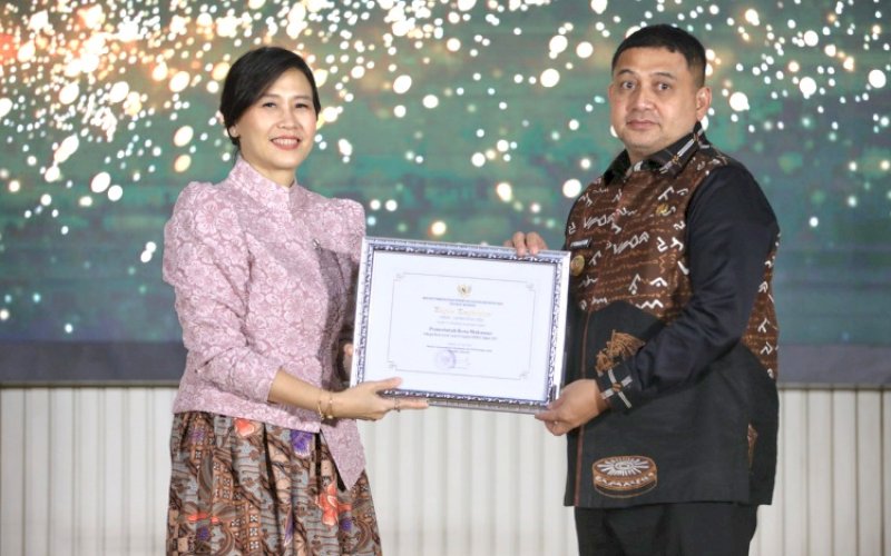 PENGHARGAAN. Wali Kota Makassar Munafri Arifuddin menerima langsung Penghargaan Kota Layak Anak (KLA) Kategori Nindya dari Kementerian PPPA RI yang diserahkan Wakil Menteri PPPA Veronica Tan pada Malam Penganugerahan KLA di Ballroom H Muhammad Rasyidi, Kementerian Agama RI, Jakarta, Jumat (8/8/2025). foto: istimewa