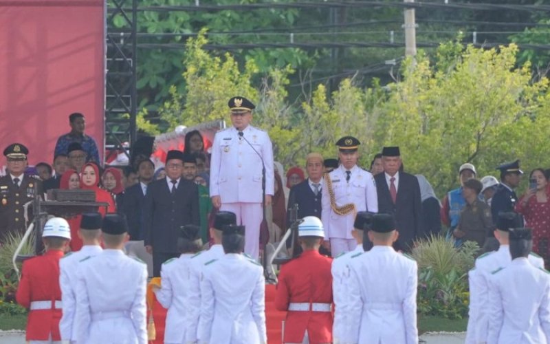 UPACARA. Wali Kota Makassar, Munafri Arifuddin, memimpin jalannya upacara peringatan HUT Kemerdekaan RI ke-80 di Kota Makassar berlangsung khidmat di Lapangan Karebosi, Jl Ahmad Yani, Minggu (17/8/2025). foto: istimewa