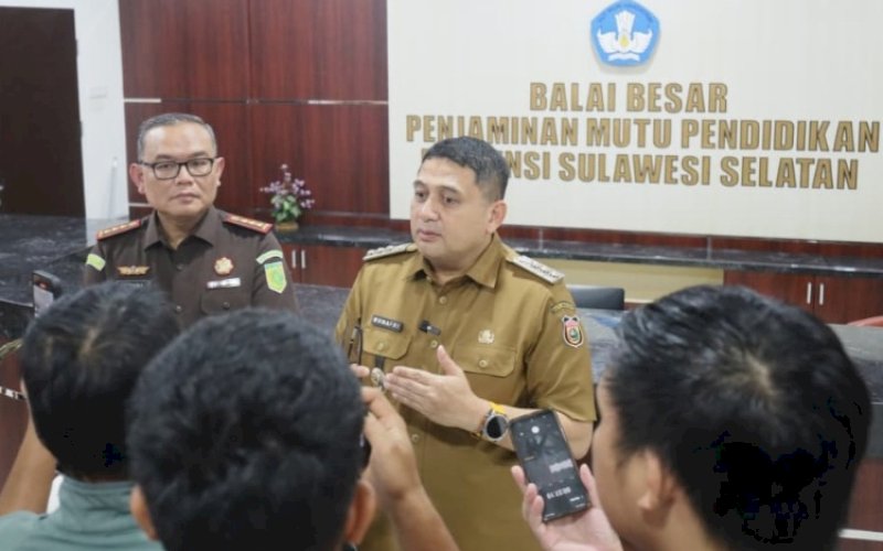 BERI KETERANGAN. Kajari Makassar Nauli Rahim Siregar bersama Wali Kota Makassar Munafri Arifuddin memberikan keterangan kepada awak media pada Sosialisasi Pencegahan Antikorupsi bagi Para Kepala Sekolah Jenjang SD dan SMP di Kota Makassar di Aula BBPMP Sulsel, Selasa (12/8/2025). foto: istimewa