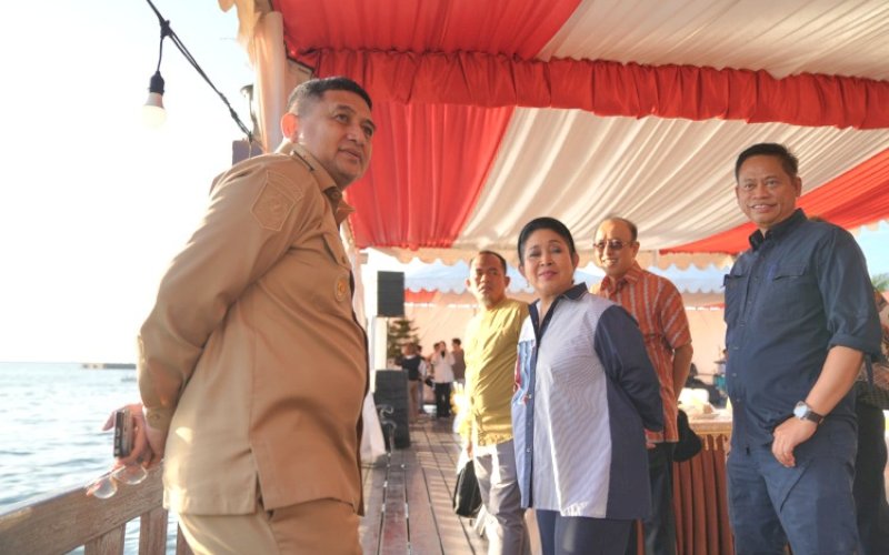 BERLAYAR. Wali Kota Makassar Munafri Arifuddin bersama Ketua Komisi IV DPR RI Siti Hediati Hariyadi (Titiek Soeharto) berlayar menggunakan Kapal Pinisi di perairan Pantai Losari Makassar, Senin (11/8/2025) sore. foto: istimewa