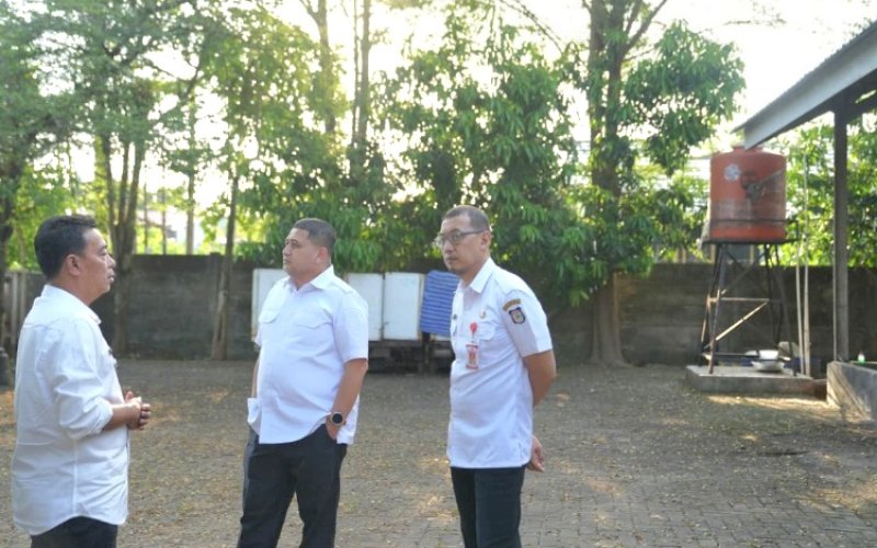 PENINJAUAN. Wali Kota Makassar Munafri Arifuddi bersama Sekda Kota Makassar Andi Zulkifly Nanda meninjau langsung lokasi persiapan Makan Bergizi Gratis (MBG) di Kelurahan Paccerakkang, perbatasan Katimbang, Kecamatan Biringkanaya, Kota Makassar, Rabu (20/8/2025). foto: istimewa