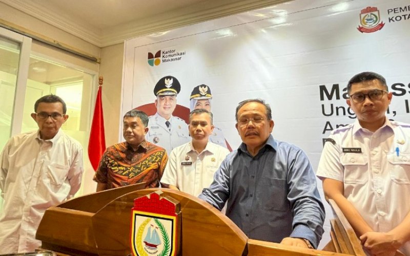 BERI KETERANGAN. Ketua Timsel BUMD Makassar, Prof Aswanto, memberikan keterangan kepada awak media di Balai Kota Makassar, Rabu (13/8/2025). foto: istimewa