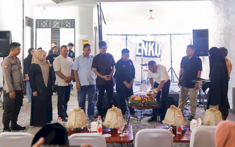 PERESMIAN. Bupati Bulukumba, Sekda Kabupaten Bulukumba, Muh Ali Saleng, meresmikan DNIC Caf&eacute; & Studio yang terletak di Jl Melati Nomor 57, Bulukumba sebagai caf&eacute; pertama yang mengusung konsep studio kreatif, Rabu (6/8/2025). foto: istimewa