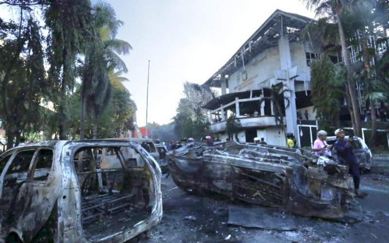 Gedung DPRD Kota Makassar usai terbakar. foto: doelbeckz/pluz.id