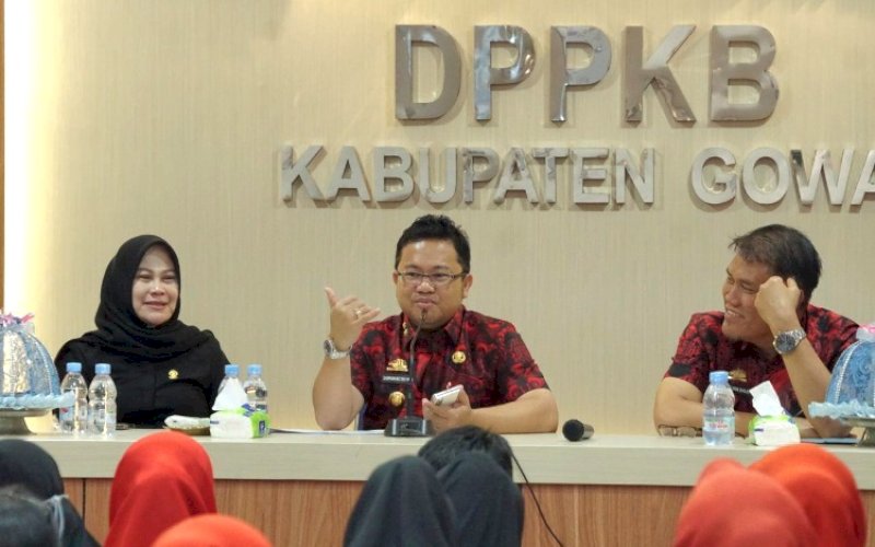 RAKOR TPPS. Wakil Bupati Gowa yang juga Ketua Tim Percepatan Penurunan Stunting (TPPS) Kabupaten Gowa, Darmawangsyah Muin, membuka Rapat Koordinasi TPPS Kabupaten Gowa di Aula Kantor DPPKB Kabupaten Gowa, Kamis (31/7/2025). foto: istimewa