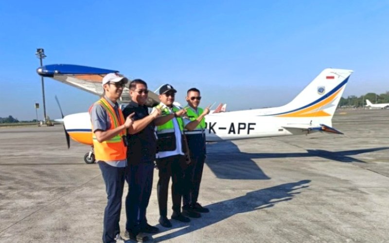 KUNJUNGAN. Kepala Dinas Perhubungan Provinsi Sulsel Andi Erwin Terwo bersama Kepala Biro Kesra Pemprov Sulsel Erwin Sodding dan tim dari Akademi Penerbang Indonesia (API) Banyuwangi meninju Bandara Arung Palakka dan potensi Waterbase di Kabupaten Bone dengan mengunakan pesawat Amfibi, Rabu (13//8/2025).&nbsp;foto: istimewa