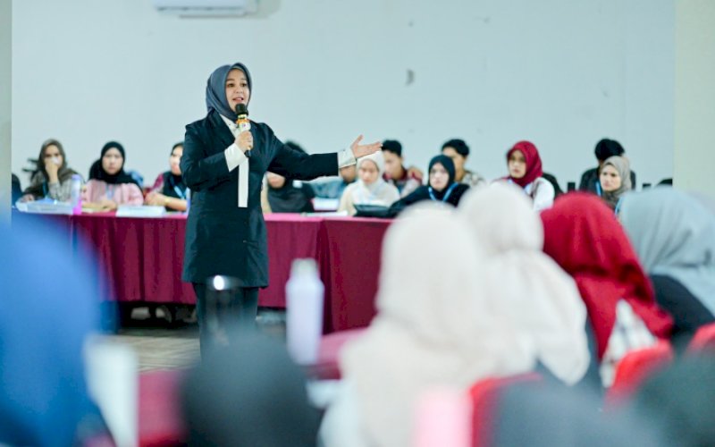 MATERI. Wakil Gubernur Sulsel, Fatmawati Rusdi, tampil sebagai narasumber utama dalam Intermediate Training (Latihan Kader II) HMI Cabang Makassar yang berlangsung di Hotel Liberta Grand Sayang, Senin (4/8/2025). foto: istimewa
