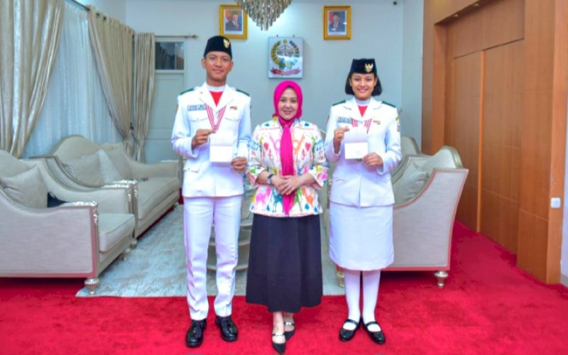 JAMUAN. Wakil Gubernur Sulsel, Fatmawati Rusdi, menjamu dua anggota Paskibraka Nasional 2025 asal Sulsel, Aliah Sakira dan Nadhif Infanteri Ibha di Rumah Jabatan Wakil Gubernur, Jumat (22/8/2025) malam. foto: istimewa