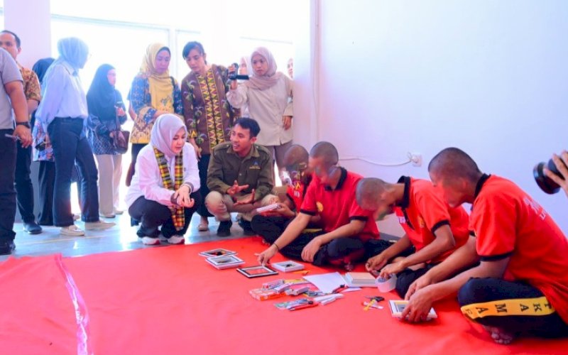 KUNJUNGAN. Wakil Gubernur Sulsel, Fatmawati Rusdi, mengunjungi Lembaga Pembinaan Khusus Anak (LPKA) Kelas II Maros dalam rangka memperingati Hari Anak Nasional (HAN), Sabtu (2/8/2025). foto: istimewa