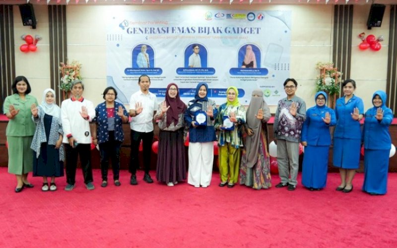 SEMINAR PARENTING. Wakil Gubernur Sulsel, Fatmawati Rusdi (tengah), membuka Seminar Parenting bertajuk 'Generasi Emas, Bijak Gadget' di Ruang Pola Kantor Gubernur, Minggu (24/8/2025).&nbsp;foto: istimewa