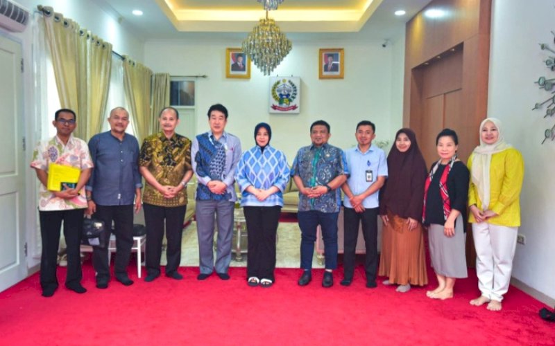 RAPAT. Wakil Gubernur Sulsel, Fatmawati Rusdi, memimpin rapat bersama TKPKD Provinsi Sulsel dengan dukungan JICA di Rumah Jabatan Wakil Gubernur, Kamis (21/8/2025). foto: istimewa